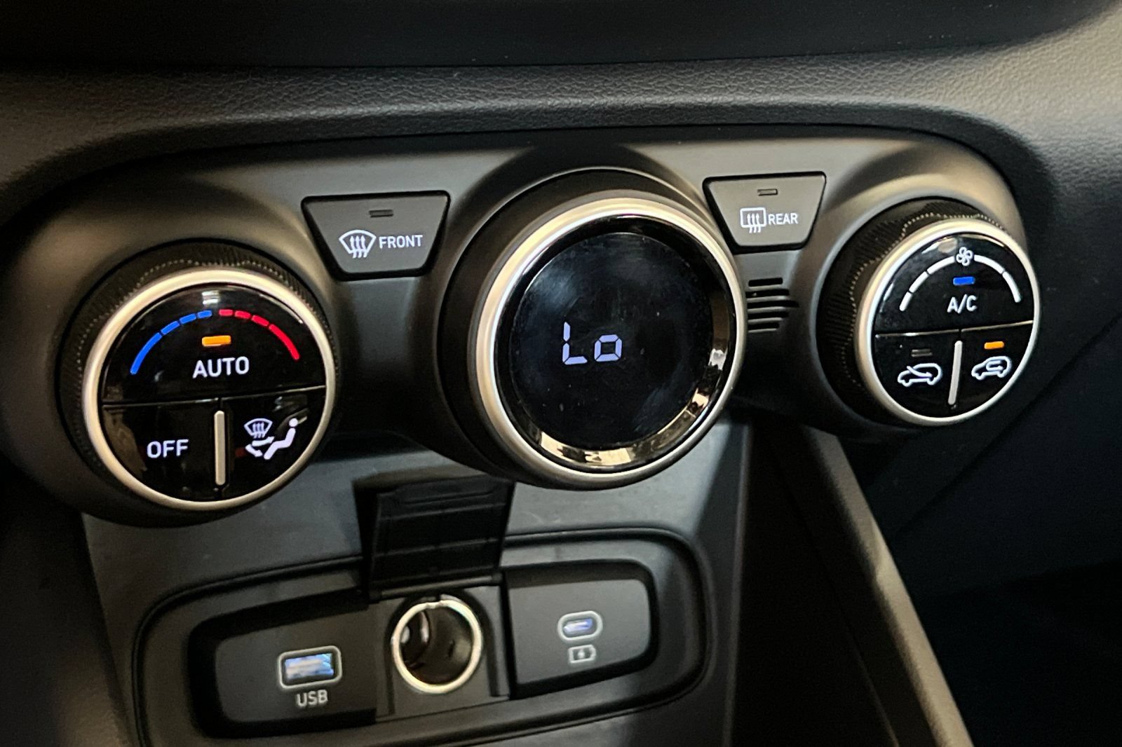 Used 2025 Hyundai Venue SEL FWD image 26