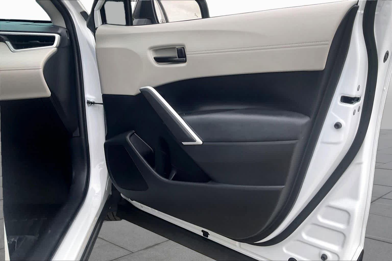 Used 2025 Toyota Corolla Cross LE FWD image 20