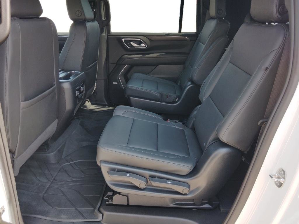 Used 2024 Chevrolet Suburban LT w/ Luxury Package AWD/4WD image 4