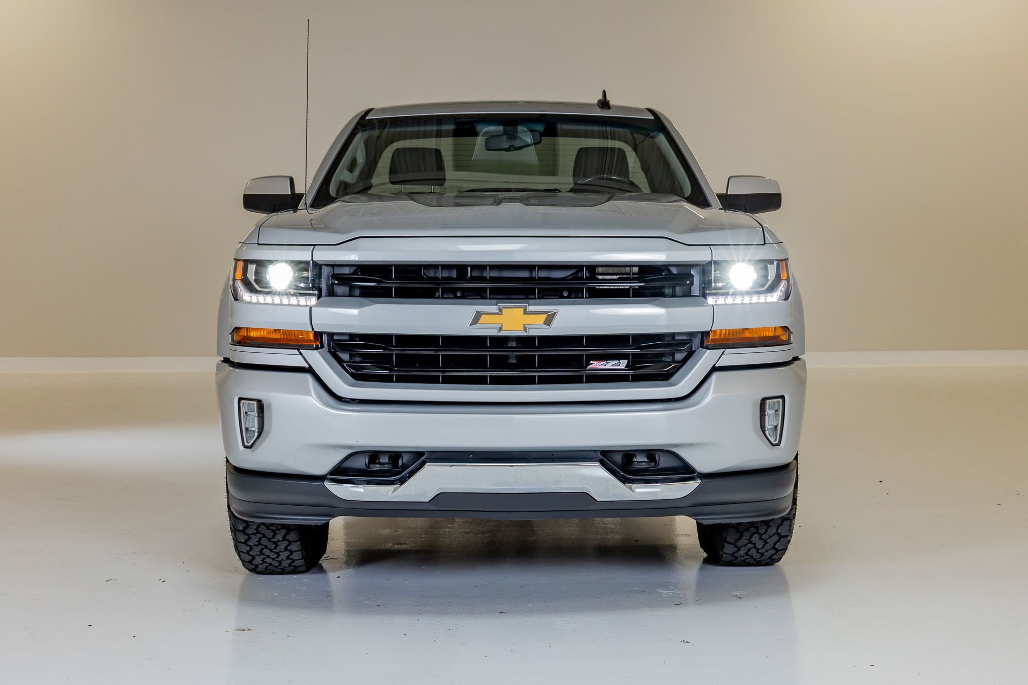 Used 2018 Chevrolet Silverado 1500 LT w/ LT Convenience Package AWD/4WD image 2