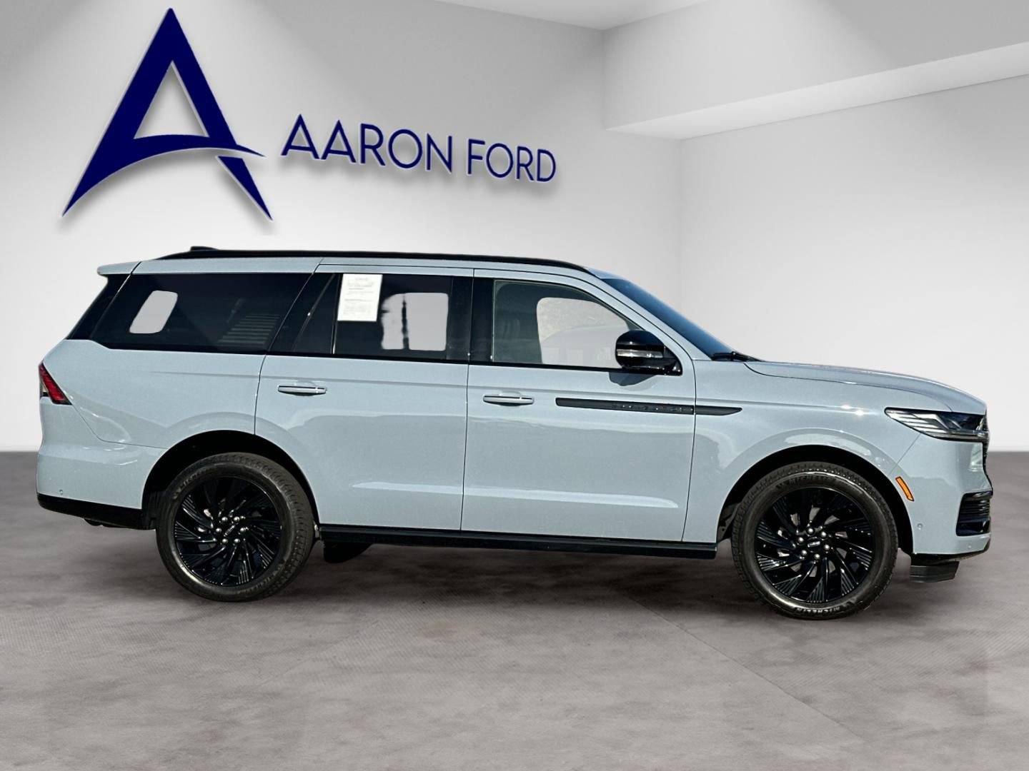 Used 2025 Lincoln Navigator Reserve w/ Jet Appearance Package image 7