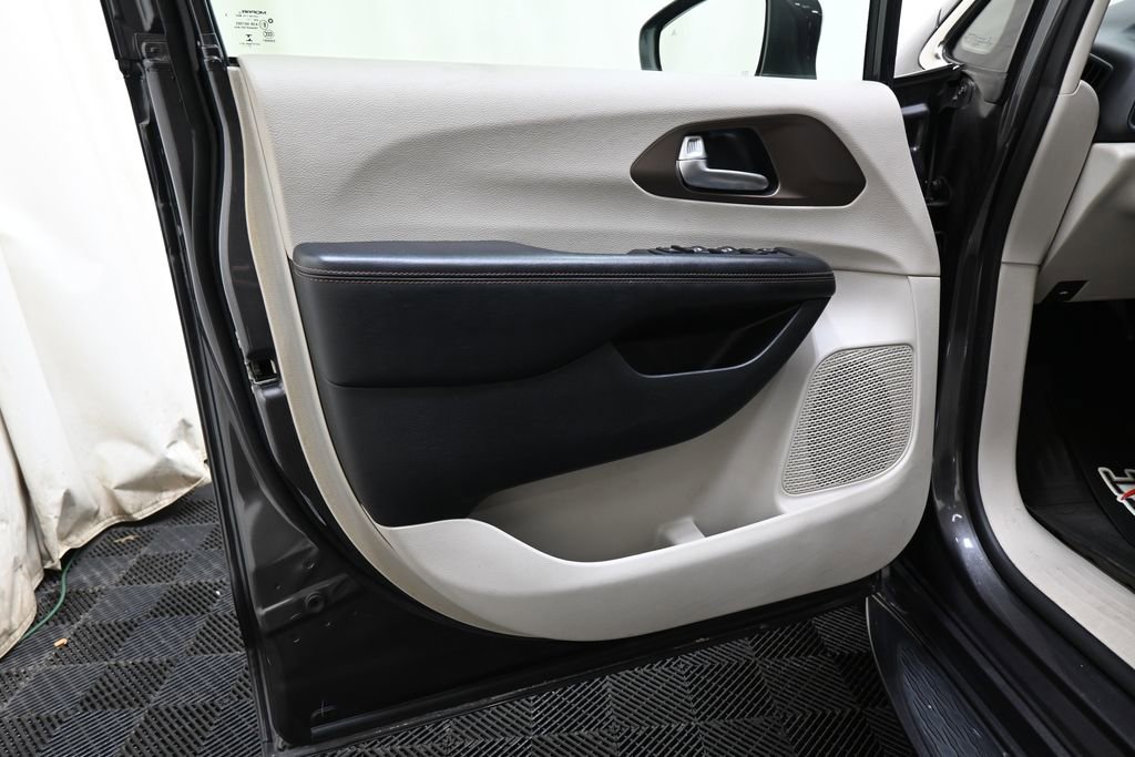 Used 2018 Chrysler Pacifica Touring-L Plus image 17