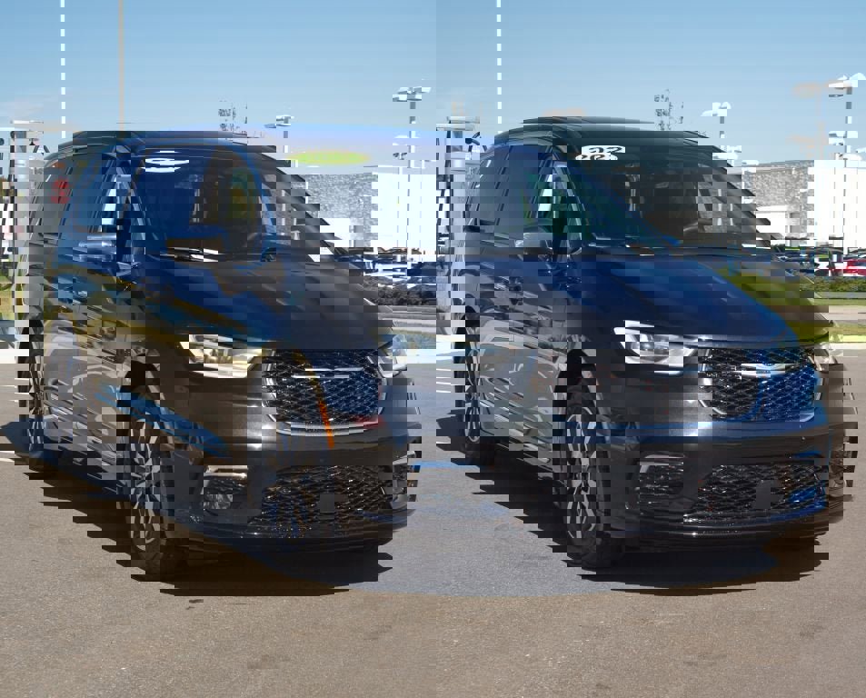 Used 2022 Chrysler Pacifica Limited w/ Uconnect Theater Family Group image 2