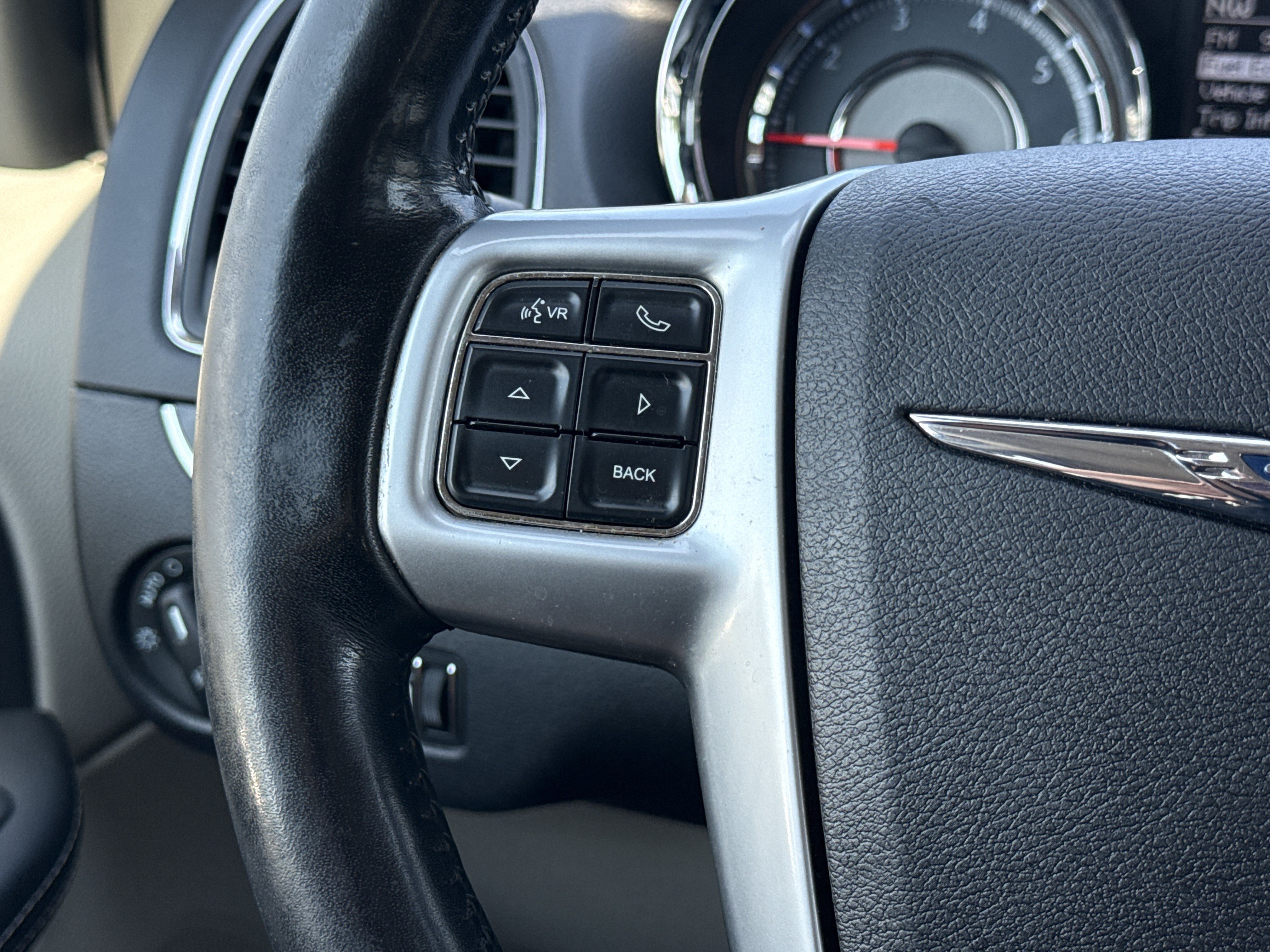 Used 2011 Chrysler Town & Country Touring-L w/ Entertainment Group #2 FWD image 18