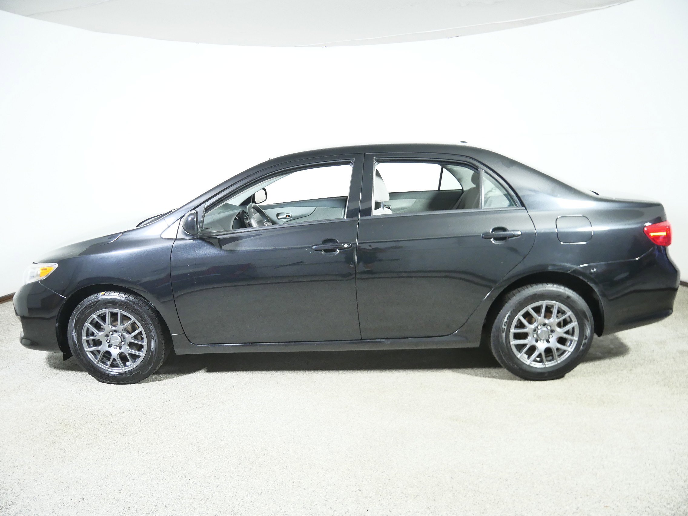 Used 2010 Toyota Corolla LE image 4