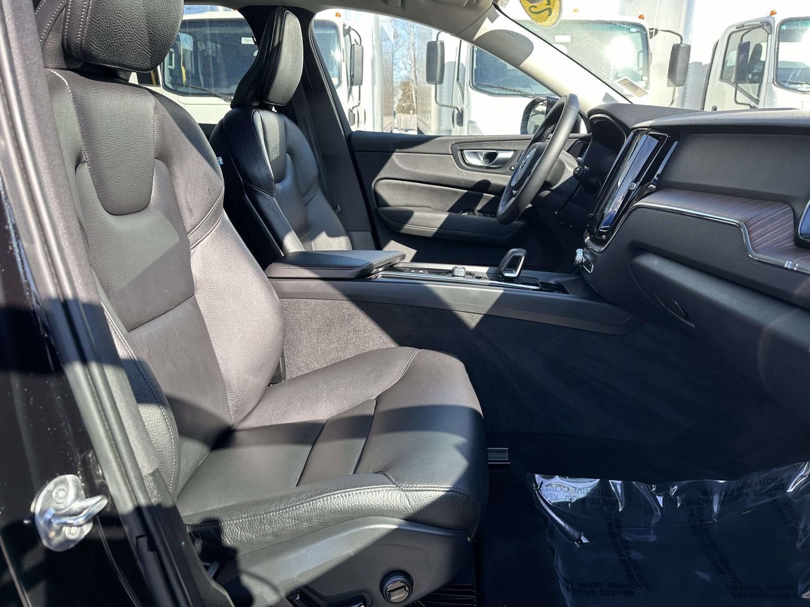 Used 2022 Volvo XC60 B5 Momentum w/ Climate Package image 26