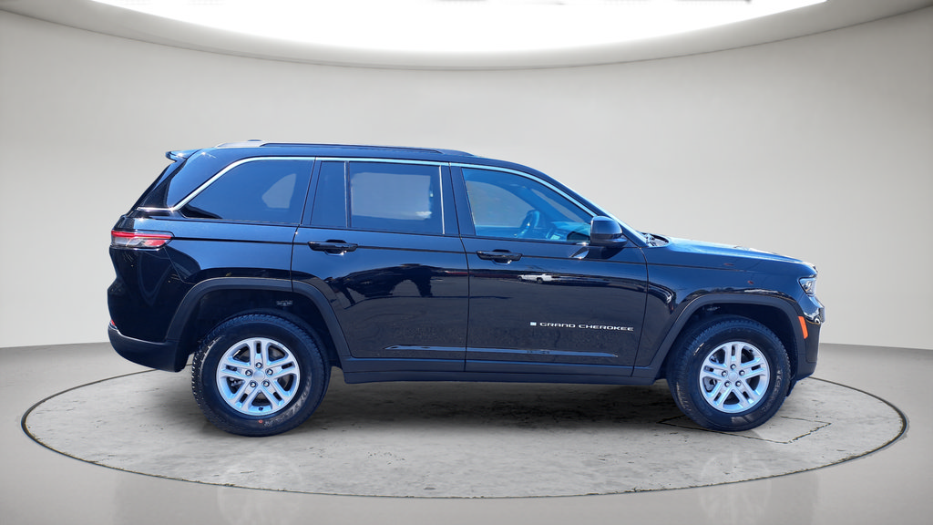 Used 2025 Jeep Grand Cherokee Laredo AWD/4WD image 7