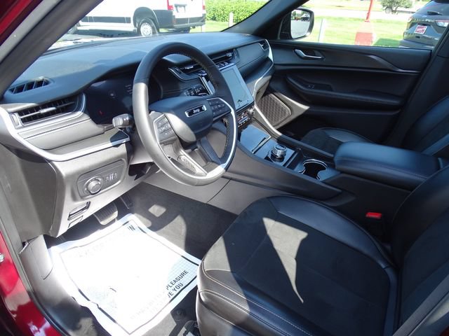 Used 2025 Jeep Grand Cherokee Altitude AWD/4WD image 11