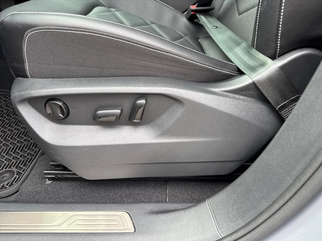 Used 2025 Volkswagen Atlas SE FWD image 17