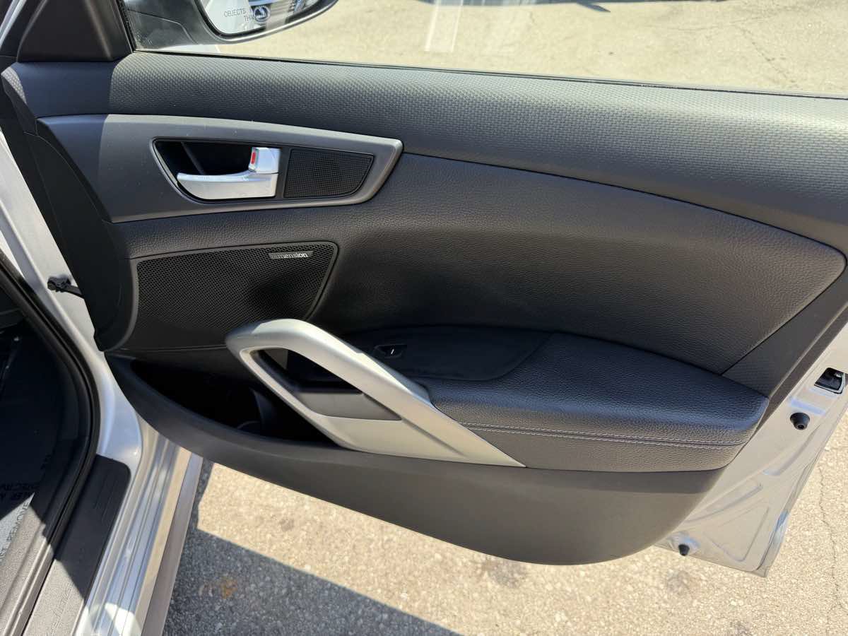 Used 2016 Hyundai Veloster Turbo FWD image 9