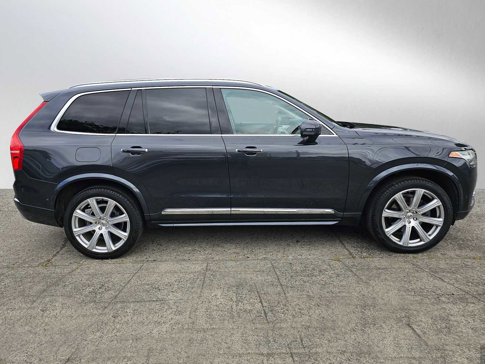 Used 2017 Volvo XC90 T6 Inscription w/ Vision Package AWD/4WD image 2