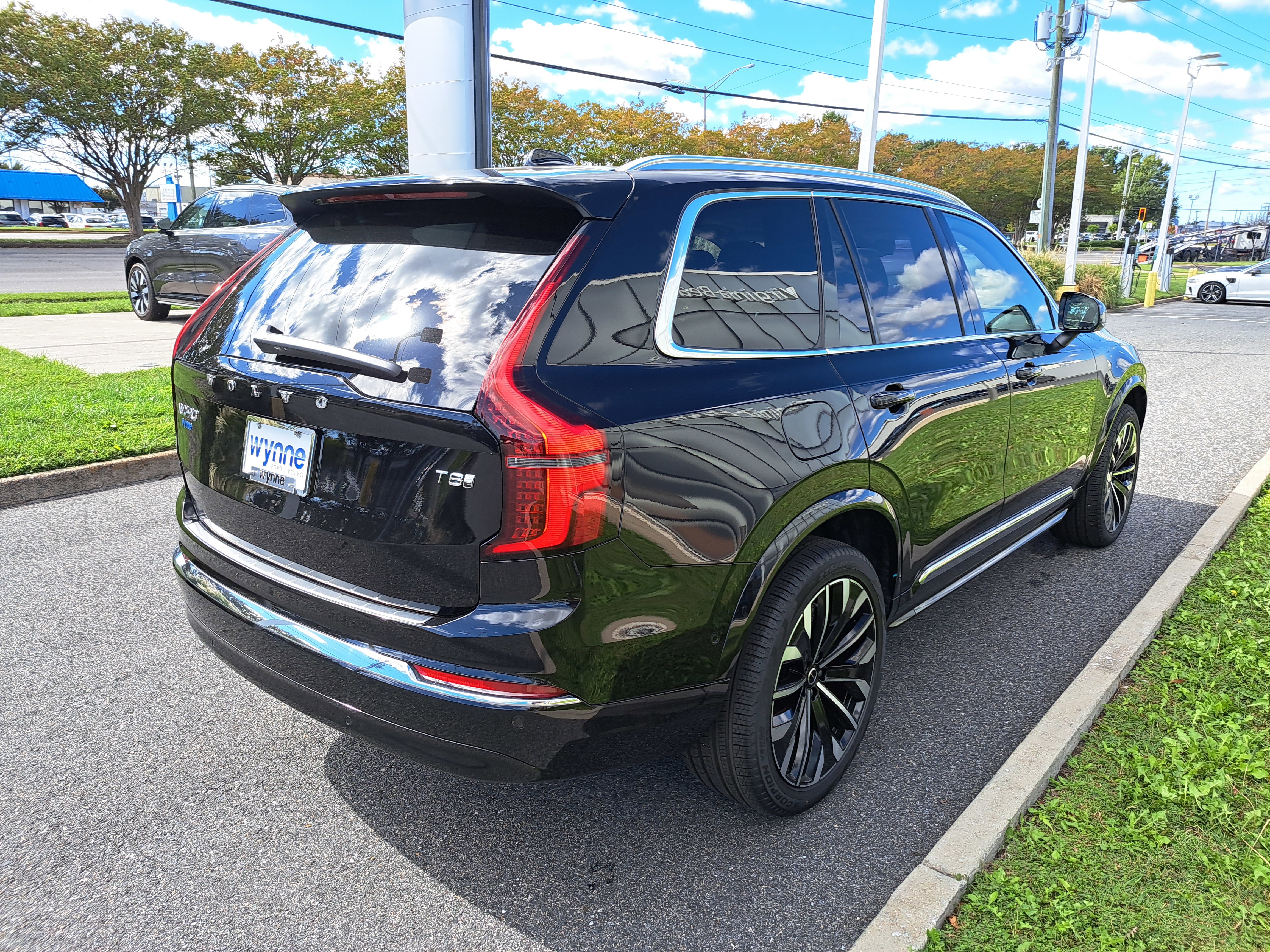 New 2025 Volvo XC90 T8 Plus w/ Protection Package Premier AWD/4WD image 3