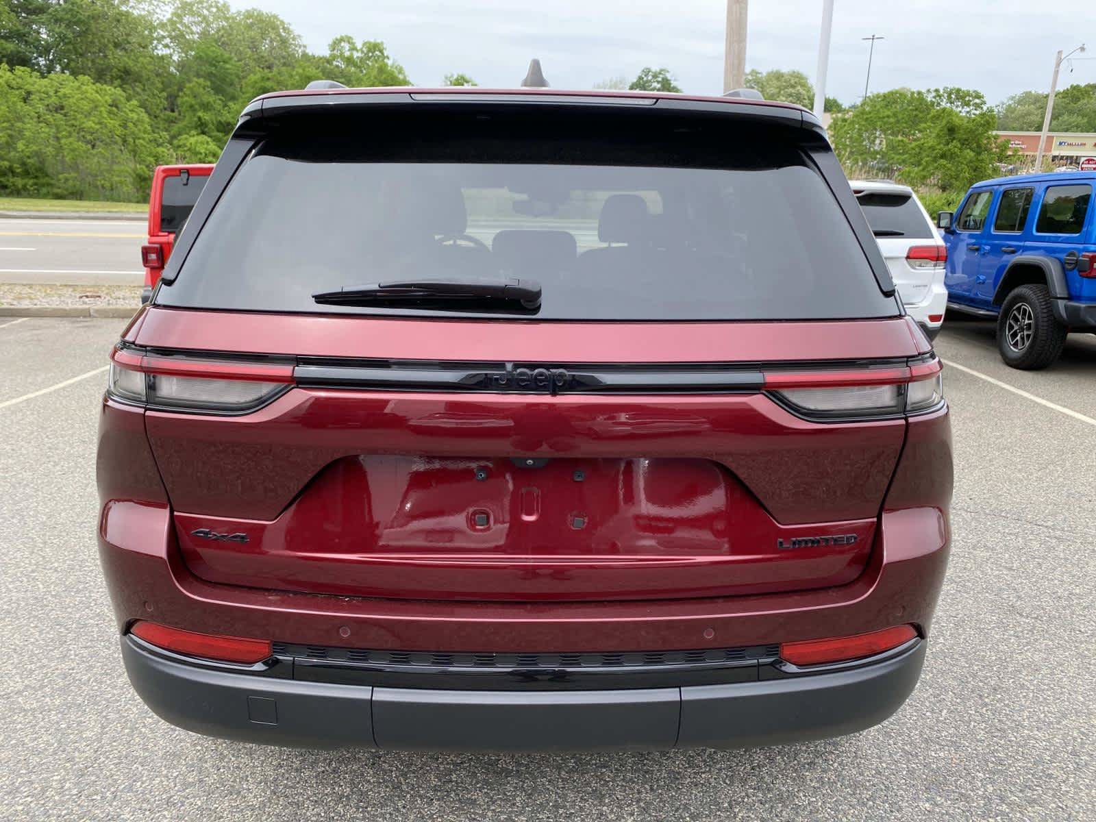 Certified 2023 Jeep Grand Cherokee Limited w/ Black Appearance Package AWD/4WD image 4