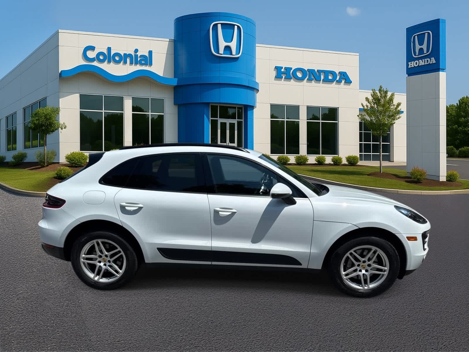 Used 2017 Porsche Macan AWD/4WD image 7