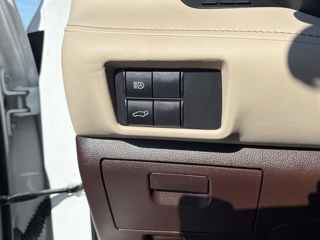 Used 2022 Toyota Highlander XLE AWD/4WD image 34