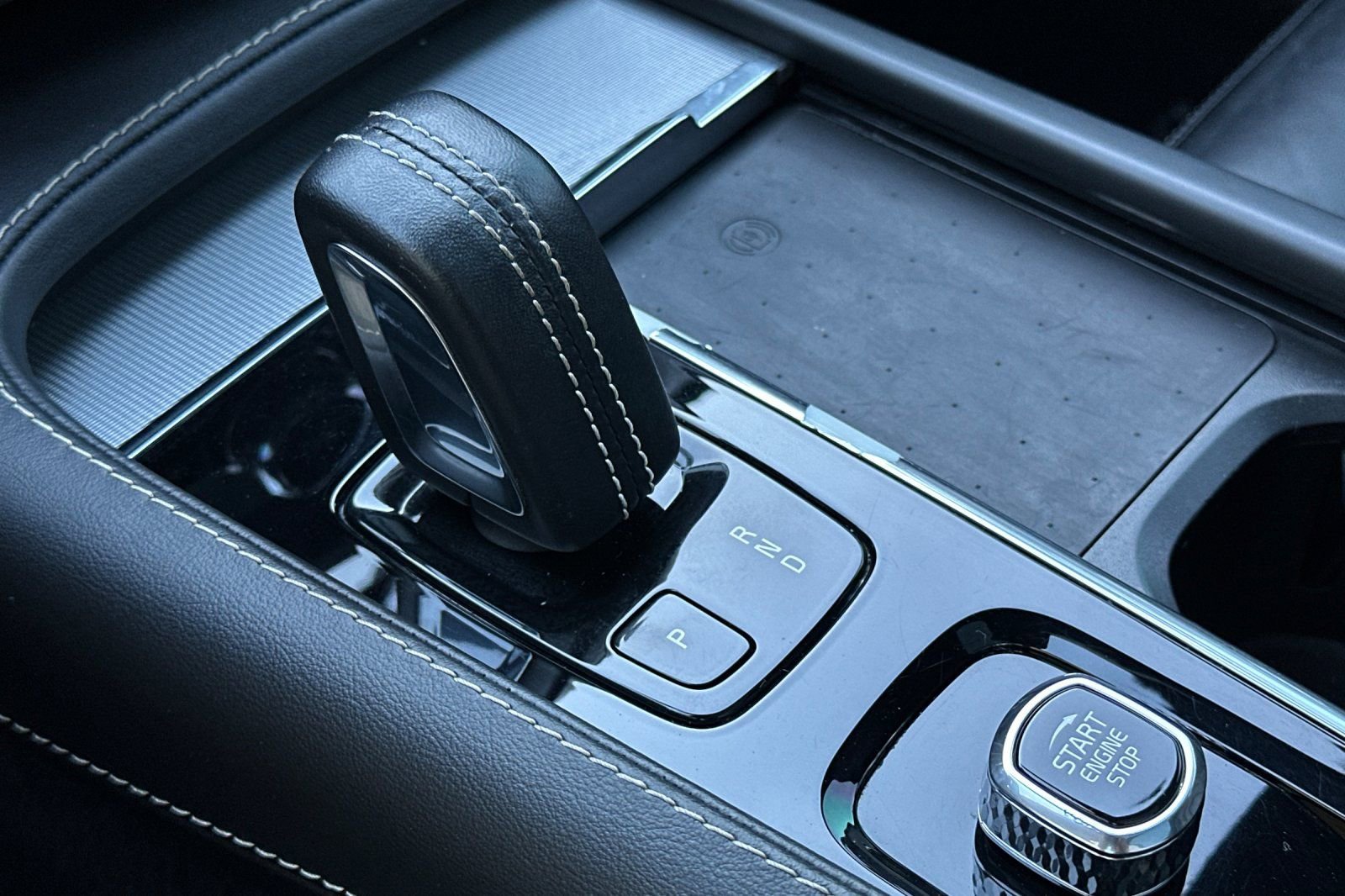 Used 2022 Volvo XC90 T8 R-Design w/ Advanced Package image 23