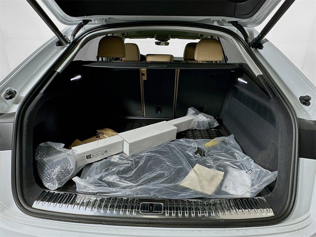 Used 2025 Audi Q8 Premium Plus w/ Premium Plus Package image 16