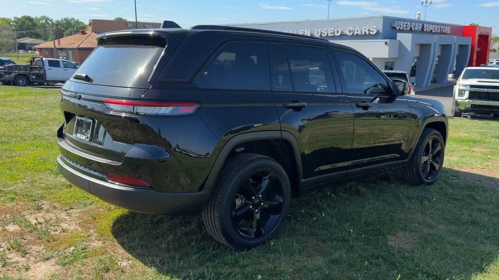Used 2023 Jeep Grand Cherokee Altitude AWD/4WD image 7