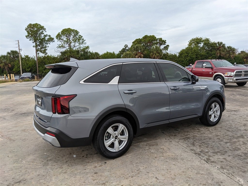 Certified 2024 Kia Sorento LX image 9