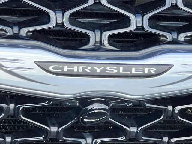 Used 2023 Chrysler Pacifica Limited FWD image 48