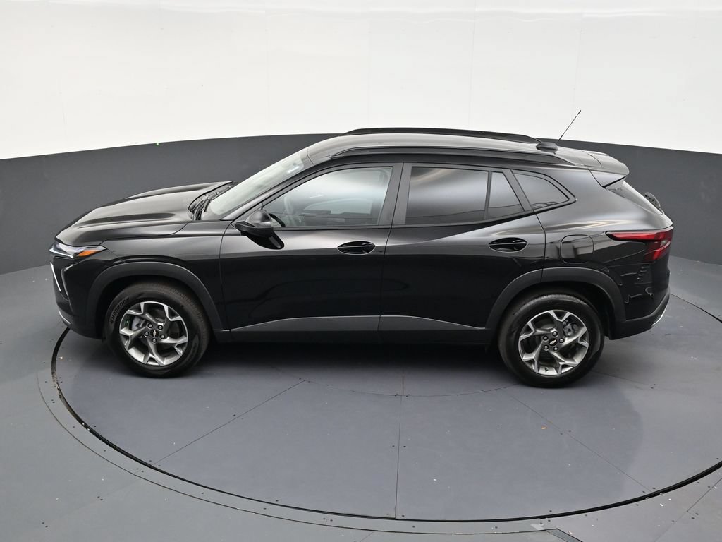 Used 2025 Chevrolet Trax LT FWD image 10