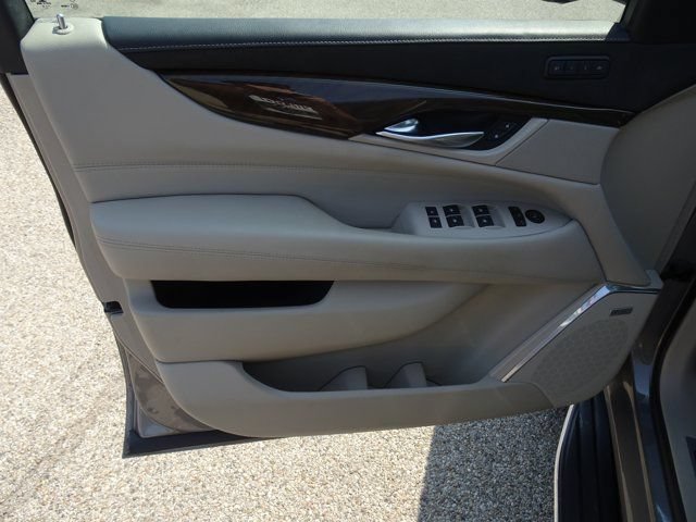 Used 2019 Cadillac Escalade Luxury AWD/4WD image 13