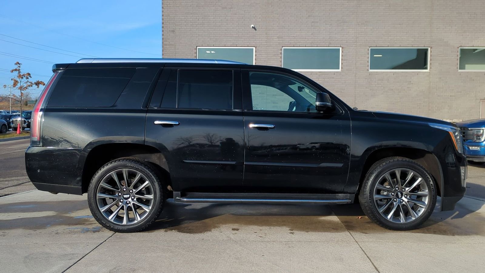 Used 2020 Cadillac Escalade Premium Luxury w/ Escalade Sport Edition image 7