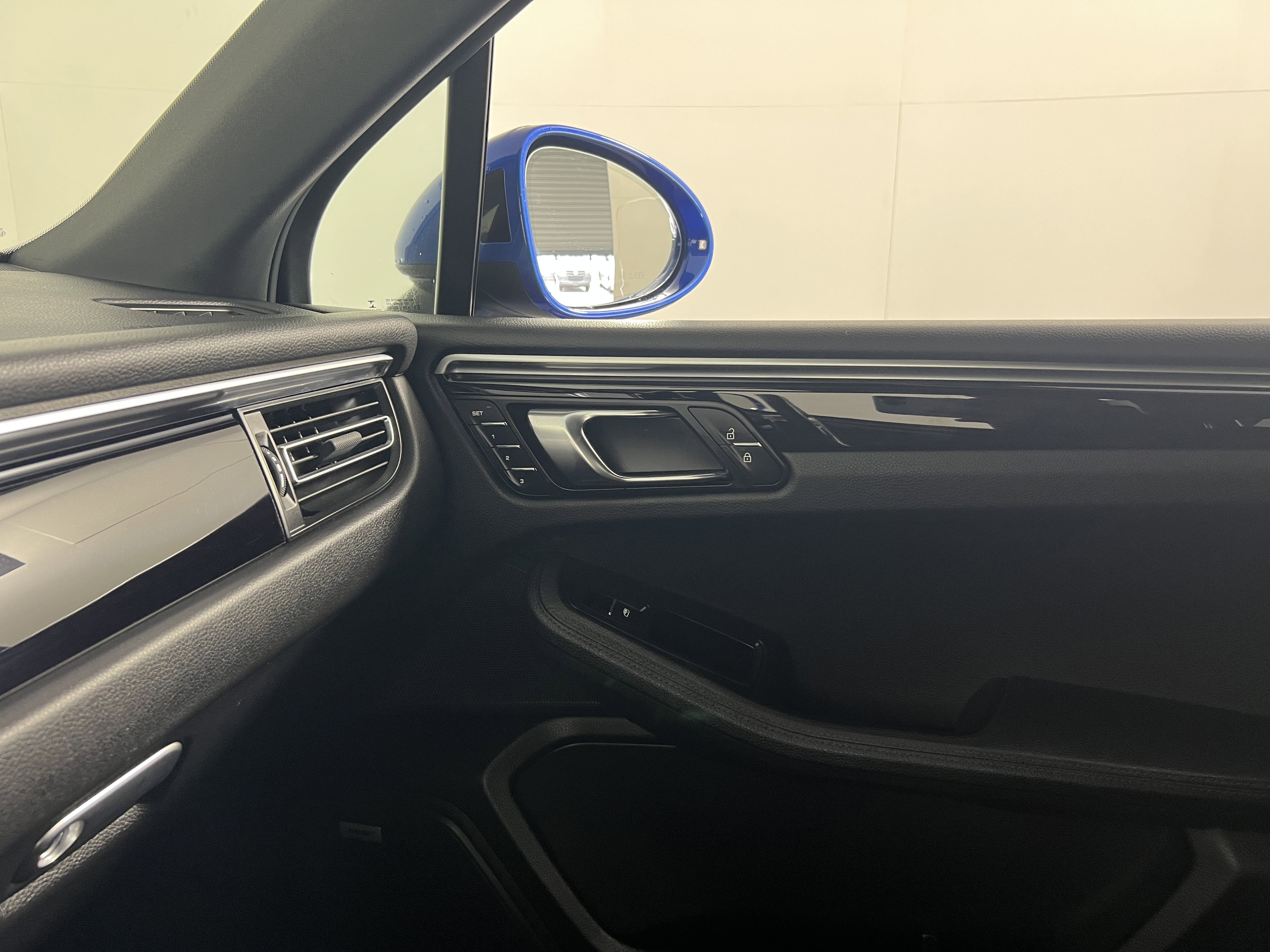 Certified 2019 Porsche Macan AWD/4WD image 14