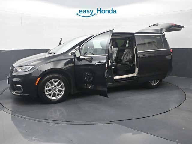 Used 2023 Chrysler Pacifica Touring-L FWD image 38