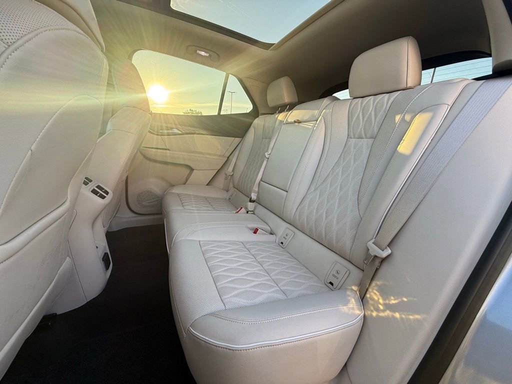 Used 2023 Buick Envision Avenir FWD image 23