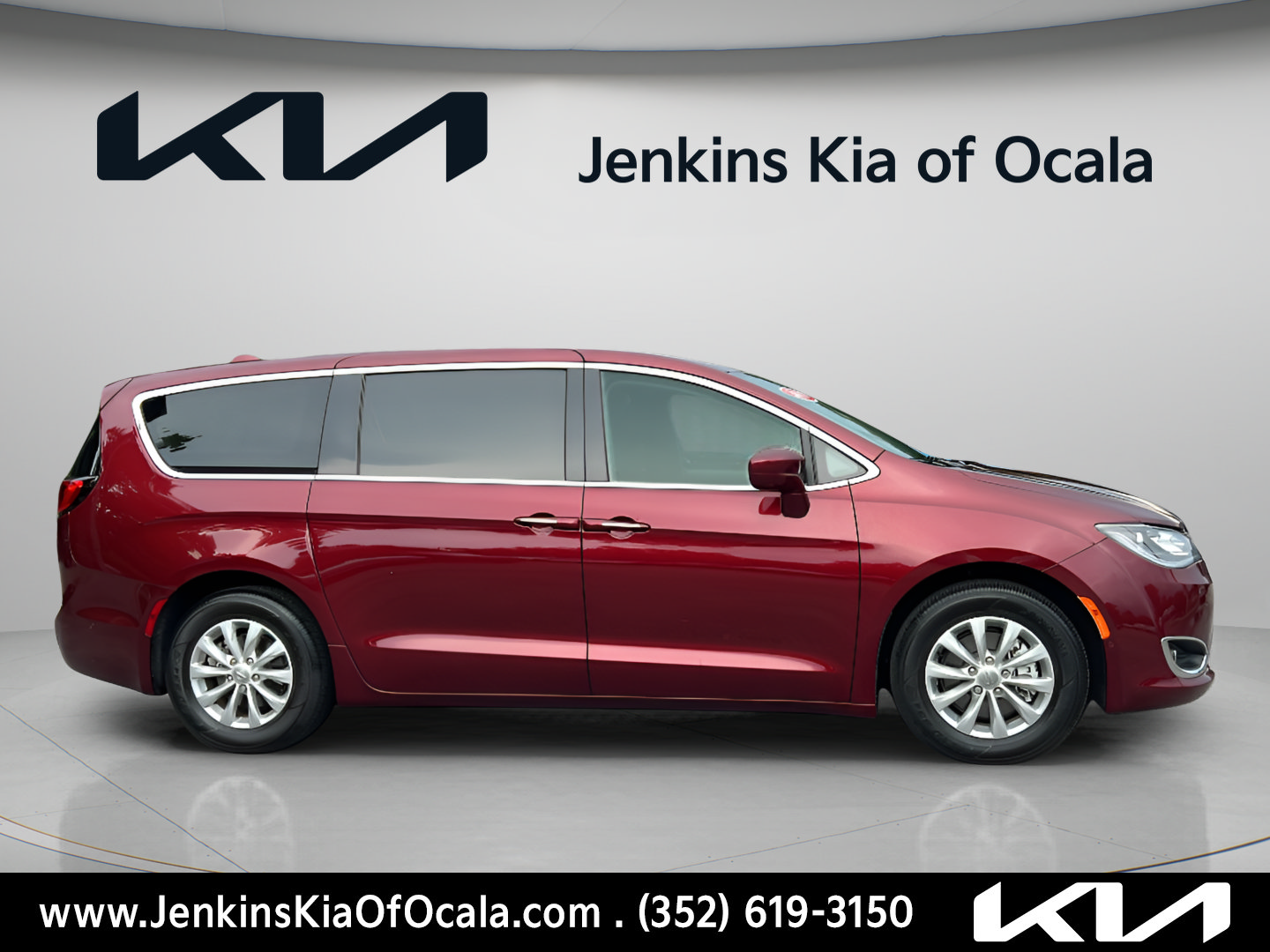 Used 2019 Chrysler Pacifica Touring Plus w/ Advanced Safetytec Group FWD image 2