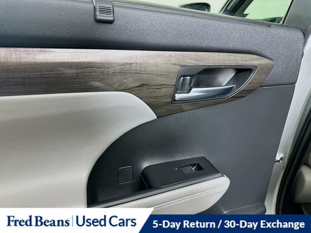 Used 2023 Toyota Highlander Platinum image 25