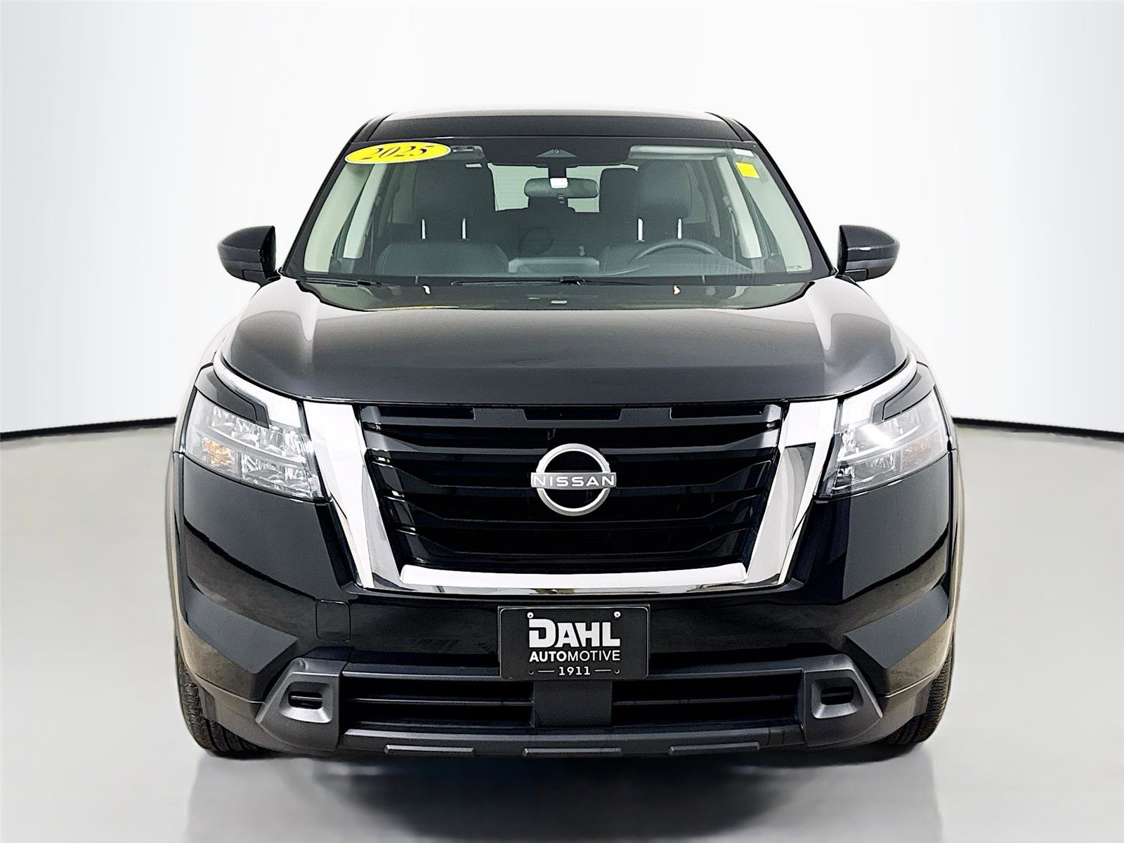 Used 2025 Nissan Pathfinder S image 3