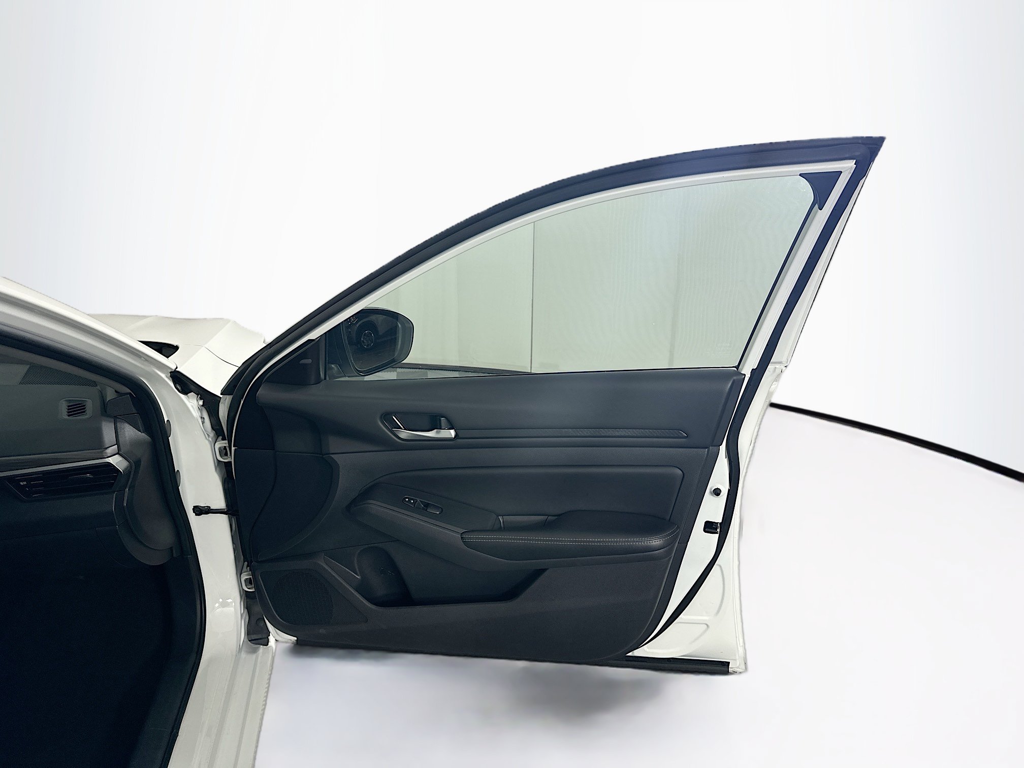 Used 2025 Nissan Altima 2.5 SV FWD image 29