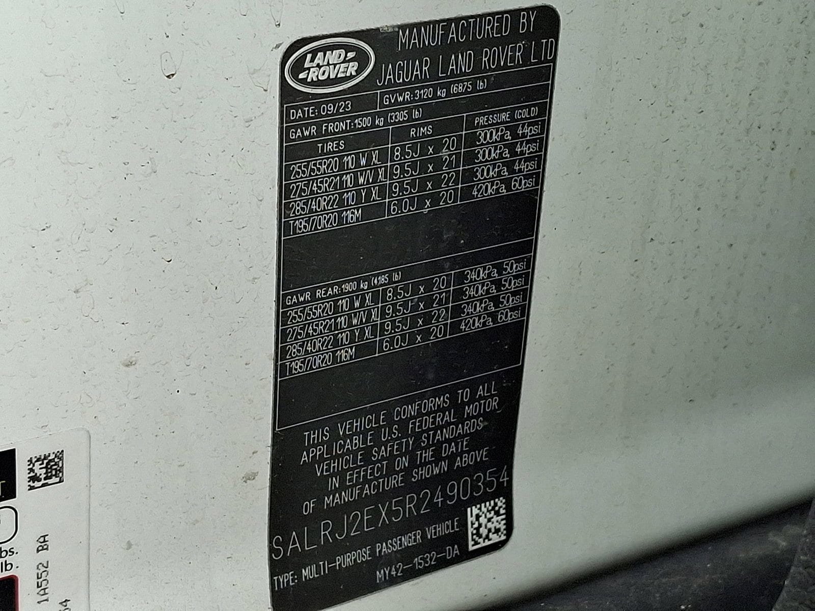 Used 2024 Land Rover Discovery S AWD/4WD image 30