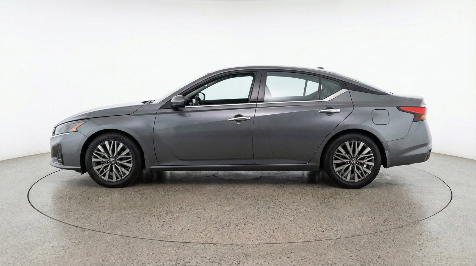Used 2025 Nissan Altima 2.5 SV FWD image 5