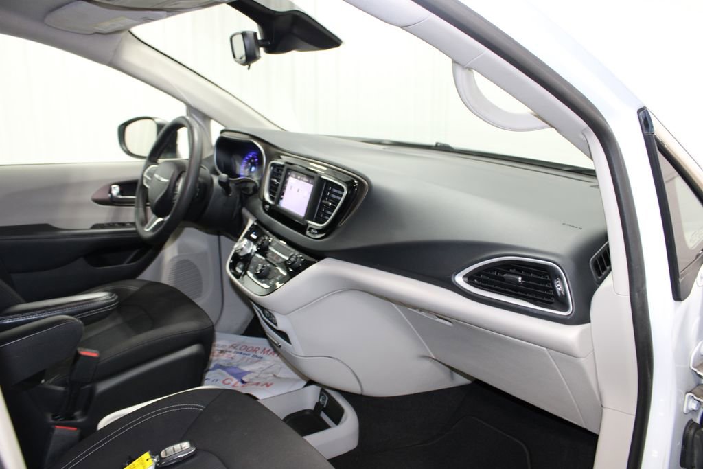 Used 2023 Chrysler Voyager LX FWD image 21