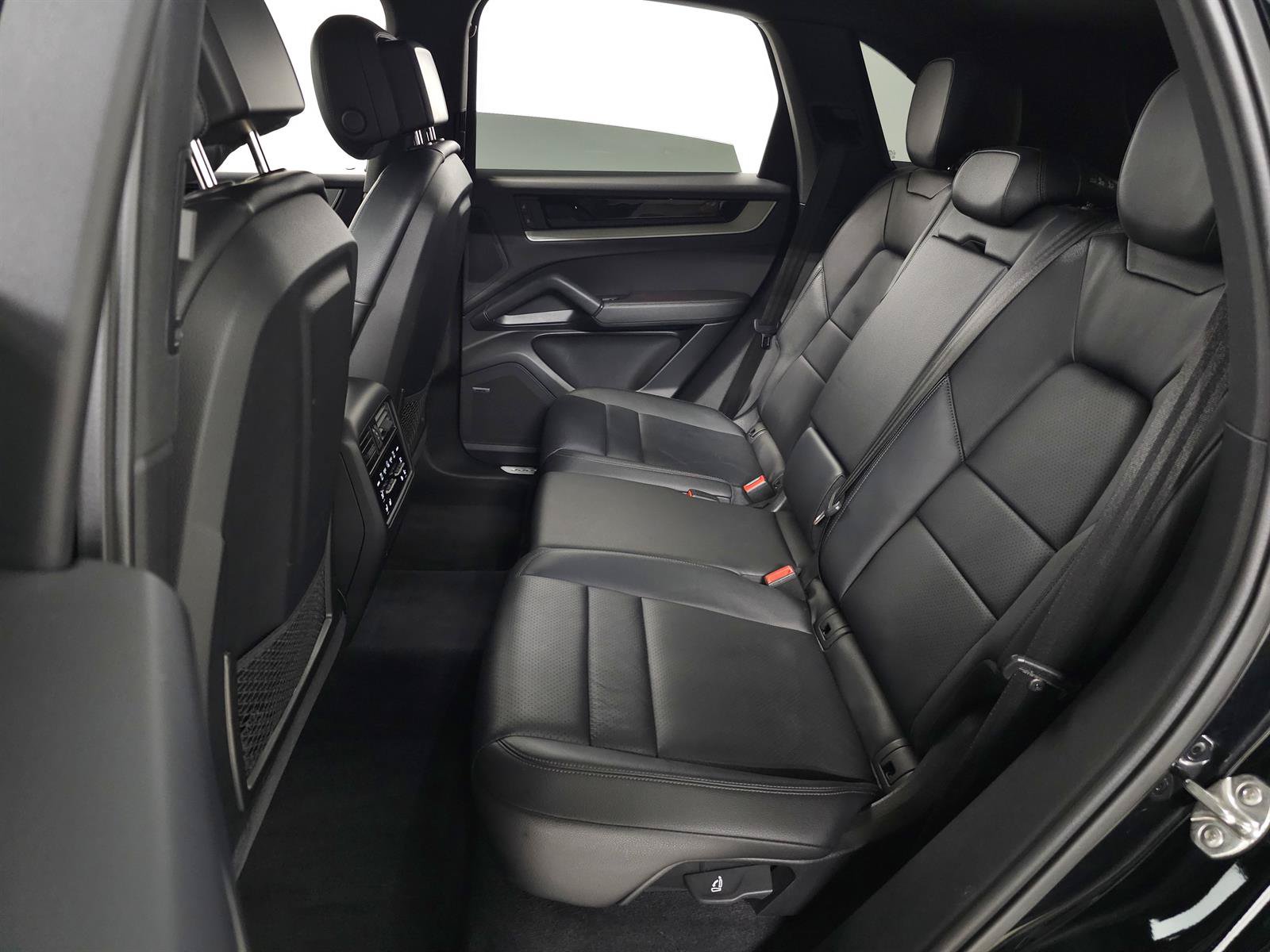 Used 2024 Porsche Cayenne AWD/4WD image 32