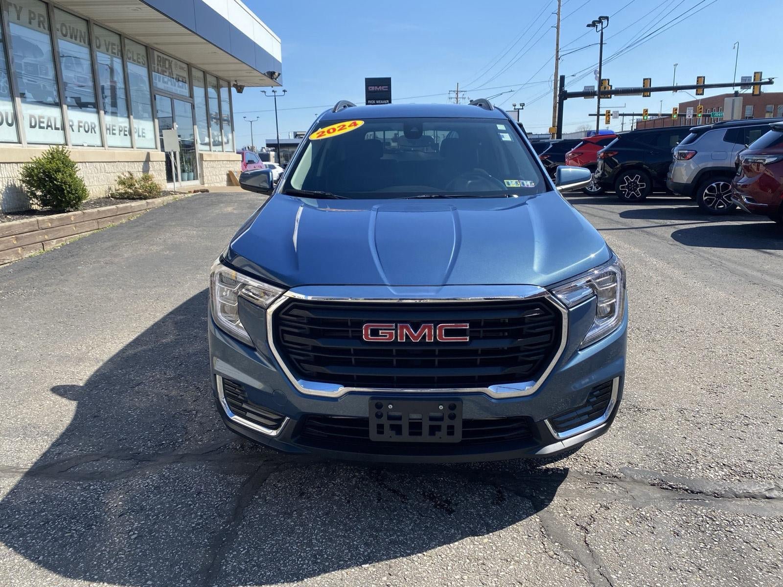 Used 2024 GMC Terrain SLE w/ Driver Convenience Package image 16