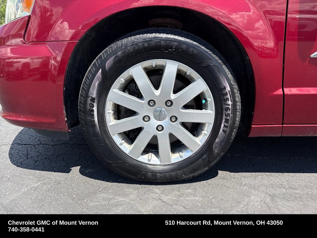 Used 2013 Chrysler Town & Country Touring FWD image 24