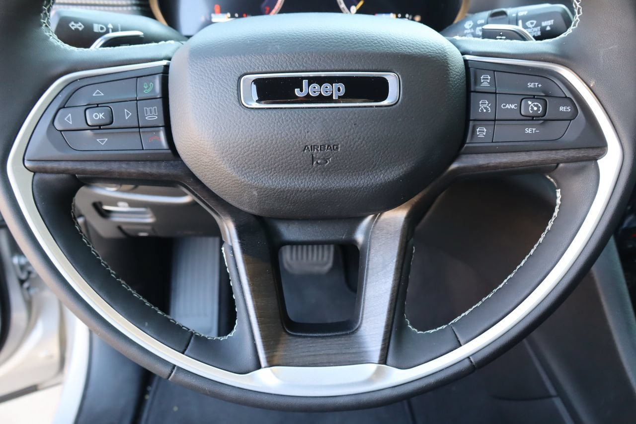 Used 2025 Jeep Grand Cherokee L Limited w/ Black Appearance Package AWD/4WD image 11