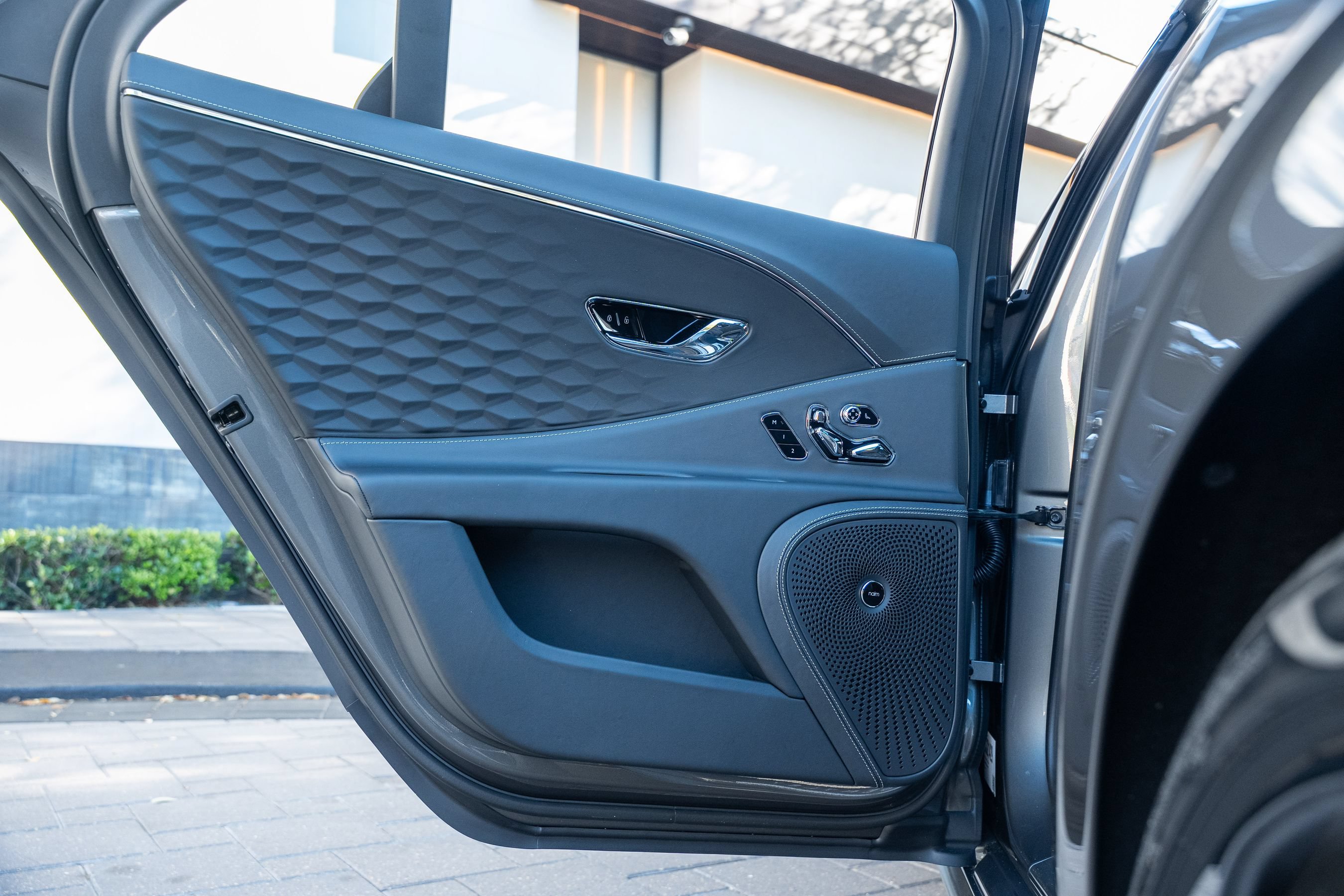 Certified 2025 Bentley Flying Spur Plug-In Hybrid AWD/4WD image 40