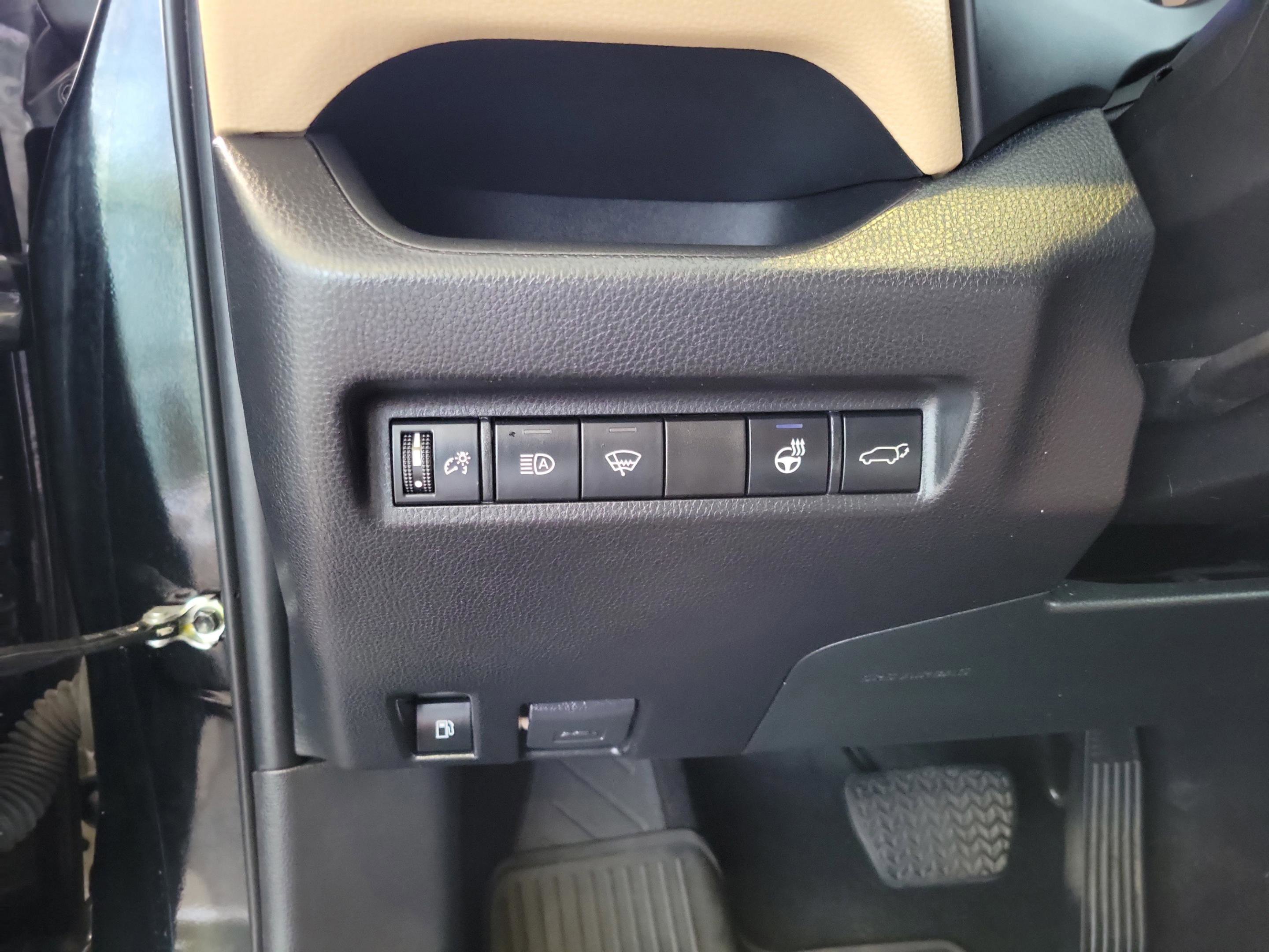 Used 2022 Toyota RAV4 XLE Premium image 11