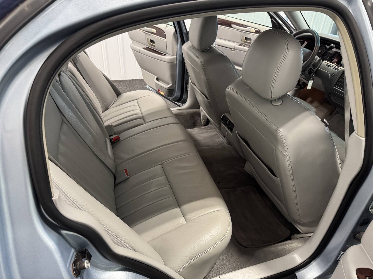Used 2006 Lincoln Town Car Signature RWD image 23