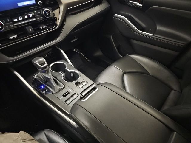 Used 2020 Toyota Highlander XLE image 23