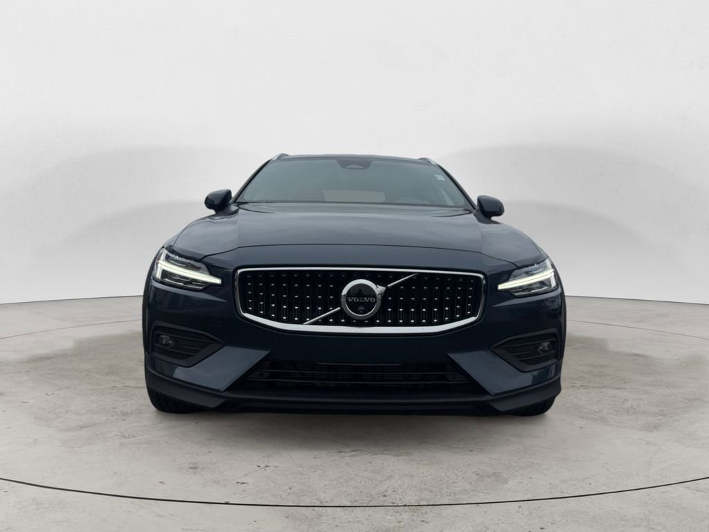 Used 2025 Volvo V60 B5 Cross Country Plus image 26