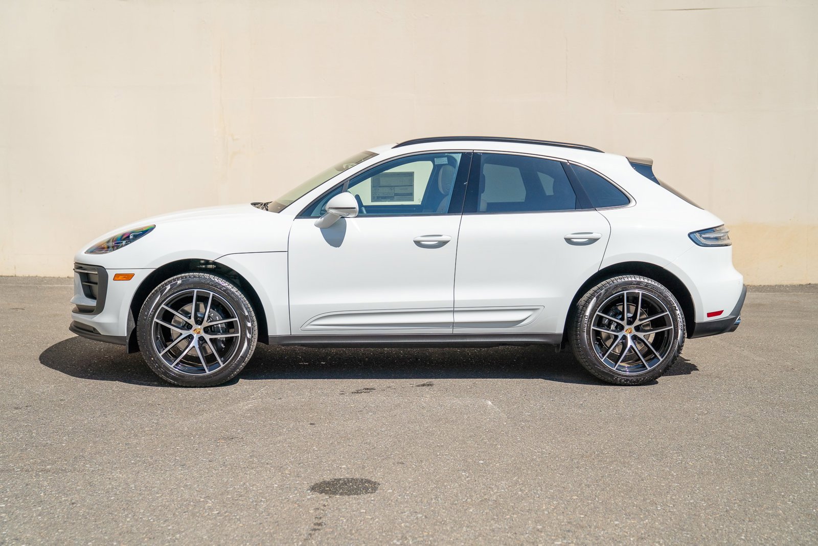 Certified 2025 Porsche Macan image 2