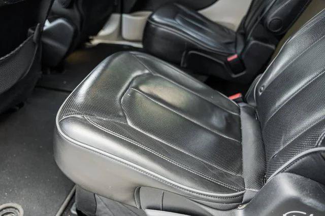 Certified 2019 Chrysler Pacifica Limited FWD image 35