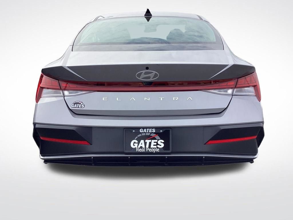 Used 2025 Hyundai Elantra SEL FWD image 8