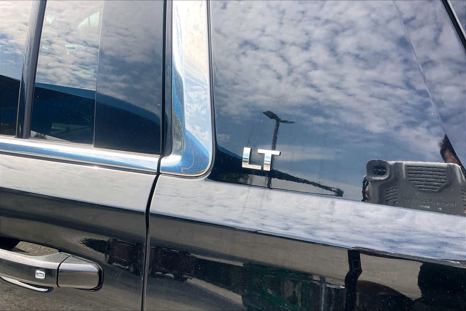 Used 2018 Chevrolet Suburban LT RWD image 10